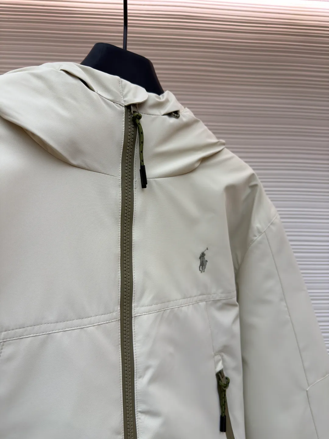 Ralph Lauren logo hooded down jacket ●Original version: Purchased and developed in 2519 ●Item number: 1682204-D60 ●Fabric: White duck down fabric ●Technology: Mechanical down filling ●Color: white ●Version: Fitted version ●Weight: about 880 grams ●Size: S-M-L-XL ●Description: Made of 90 white duck down with a weight of 220g to ensure excellent thermal insulation performance. After strict screening and treatment, the velvet is not easily drilled, ensuring durability. The classic jacket has a slightly loose fit, with slightly dropped shoulder lines (shoulder width is 1-2cm wider than the standard fit). The length reaches the hips, and the sleeves are slightly tapered straight sleeves, taking into account freedom of movement and casual style. The adjustable Velcro on the cuffs allows you to freely adjust the tightness according to the thickness of your wrist and personal preferences, effectively preventing cold wind from intruding, and improving the warmth retention performance. In terms of storage, there are two zipper pockets on the front for you to store frequently used items, and the zipper design ensures that items are not easily lost. A built-in pocket on the left side of the chest provides a safe storage space for some small private items. The drawstring design at the hem allows you to adjust the shape of the jacket according to your body shape and dressing needs. Whether it is loose and casual or slim and neat, you can easily control it. The overall wiring is straight and delicate, the fabric is comfortable and soft, and the color is consistent without color difference. It can be matched with the same style to create a fashionable look and control various occasions. Customized accessories, complete with three standards, same style for men and women!